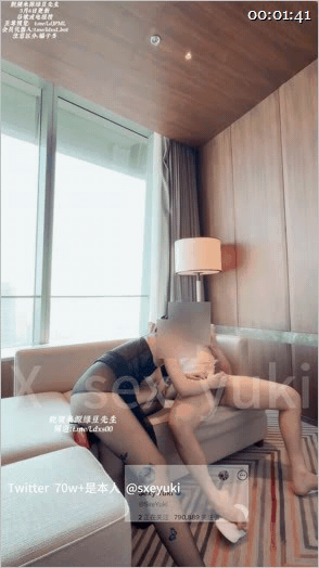 73萬粉絲網黃肥臀巨乳騷母狗「Sexy_Yuki」黑絲旗袍長裙窗前性愛口交，9公分高跟鞋盡顯腿部線條，完美女上後入超爽性愛 384.4MB 预览图 1