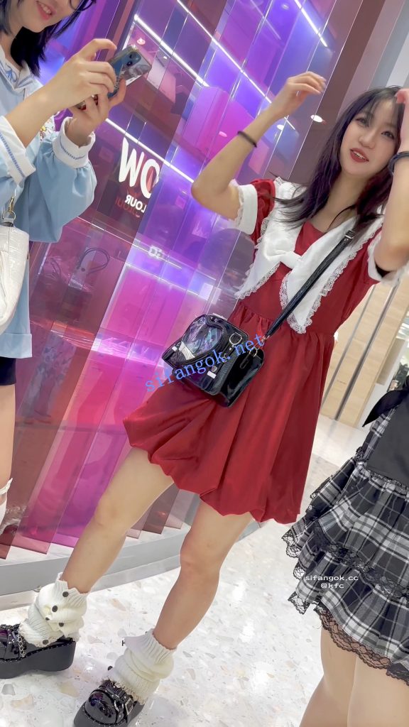 【KFC】长裙学生妹和舍友逛街·有说有笑毫无察觉身后被CD【1V】【1.37G】 预览图 11