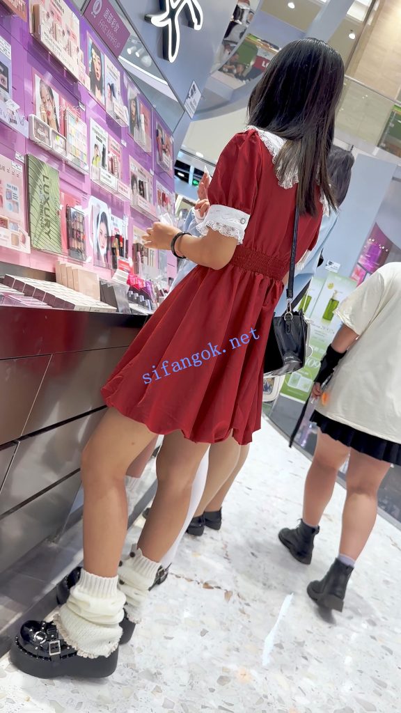 【KFC】长裙学生妹和舍友逛街·有说有笑毫无察觉身后被CD【1V】【1.37G】 预览图 8