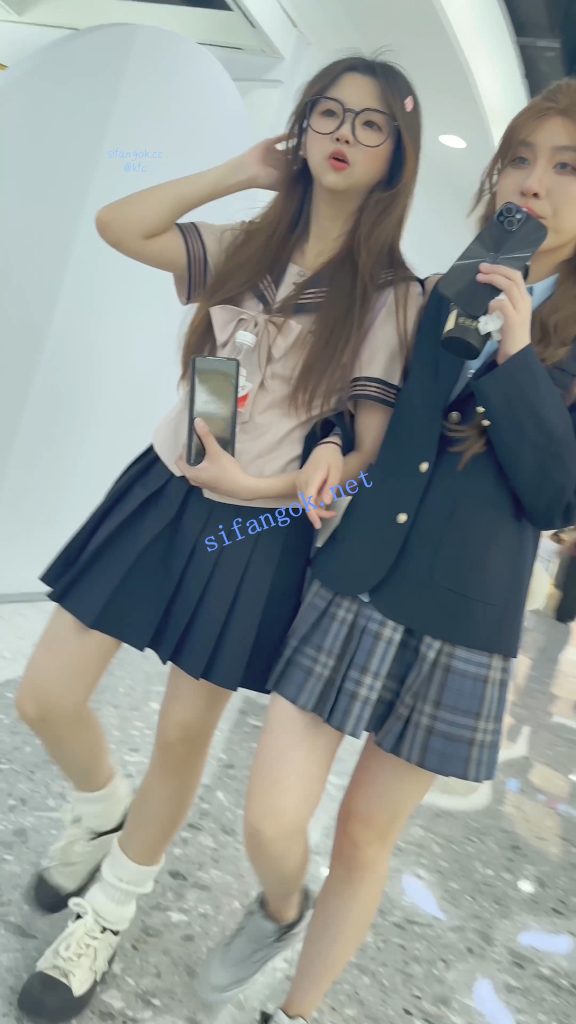 【KFC】JK学生妹和闺蜜逛街·肉色丝袜灰色内内全夹进屁股里【1V】【854M】 预览图 7