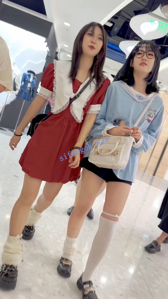 【KFC】长裙学生妹和舍友逛街·有说有笑毫无察觉身后被CD【1V】【1.37G】 预览图 5