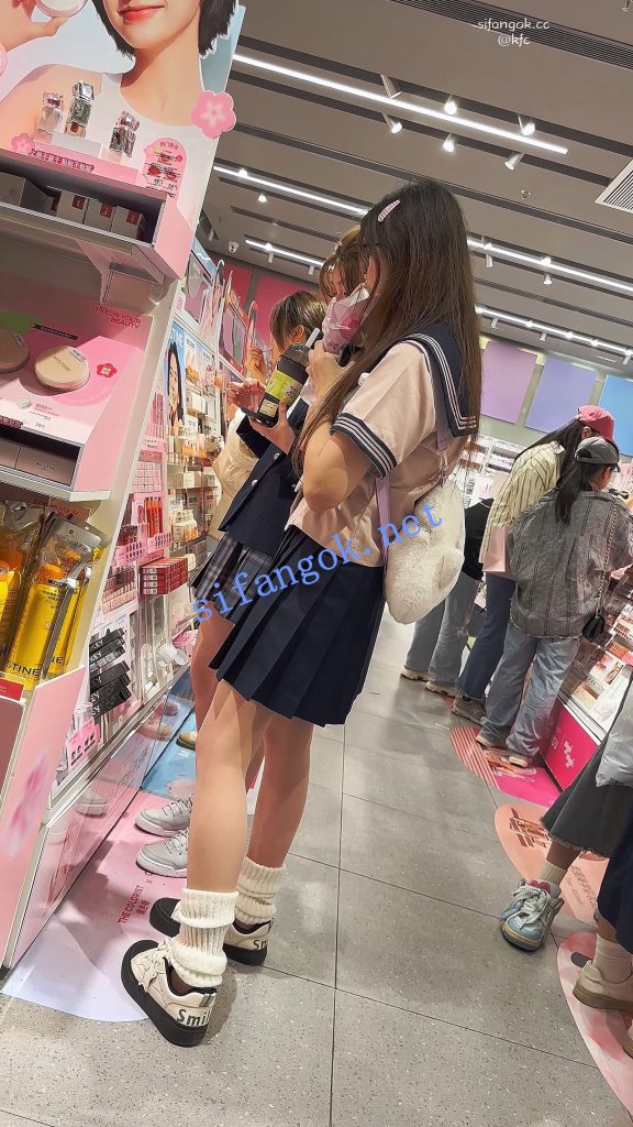 【KFC】JK学生妹和闺蜜逛街·肉色丝袜灰色内内全夹进屁股里【1V】【854M】 预览图 5