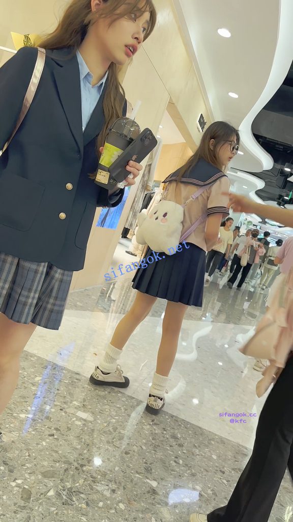 【KFC】JK学生妹和闺蜜逛街·肉色丝袜灰色内内全夹进屁股里【1V】【854M】 预览图 12