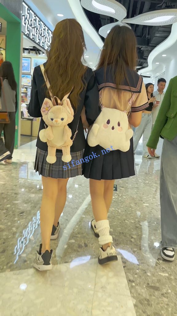 【KFC】JK学生妹和闺蜜逛街·肉色丝袜灰色内内全夹进屁股里【1V】【854M】 预览图 3