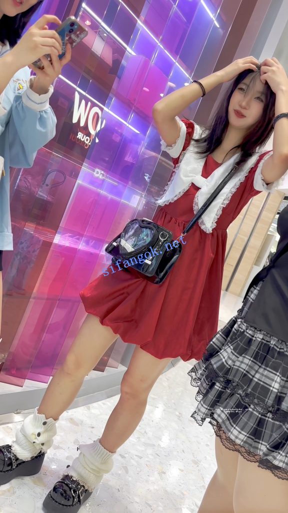 【KFC】长裙学生妹和舍友逛街·有说有笑毫无察觉身后被CD【1V】【1.37G】 预览图 3