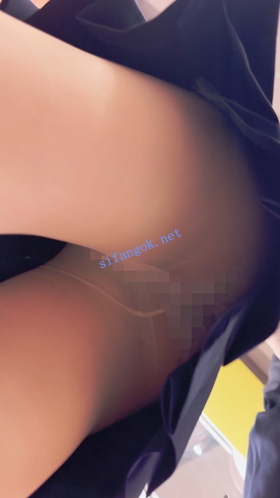 【KFC】JK学生妹和闺蜜逛街·肉色丝袜灰色内内全夹进屁股里【1V】【854M】 预览图 2