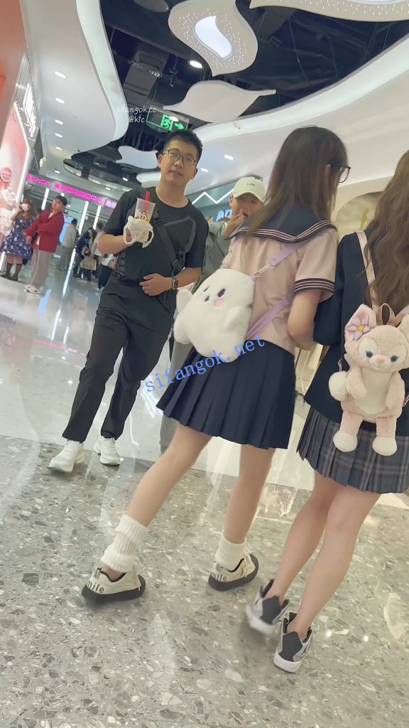 【KFC】JK学生妹和闺蜜逛街·肉色丝袜灰色内内全夹进屁股里【1V】【854M】 预览图 14