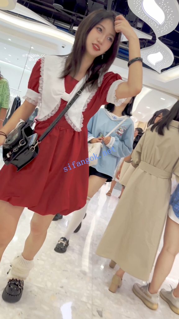 【KFC】长裙学生妹和舍友逛街·有说有笑毫无察觉身后被CD【1V】【1.37G】 预览图 9