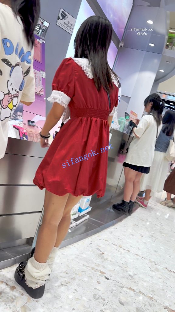【KFC】长裙学生妹和舍友逛街·有说有笑毫无察觉身后被CD【1V】【1.37G】 预览图 13