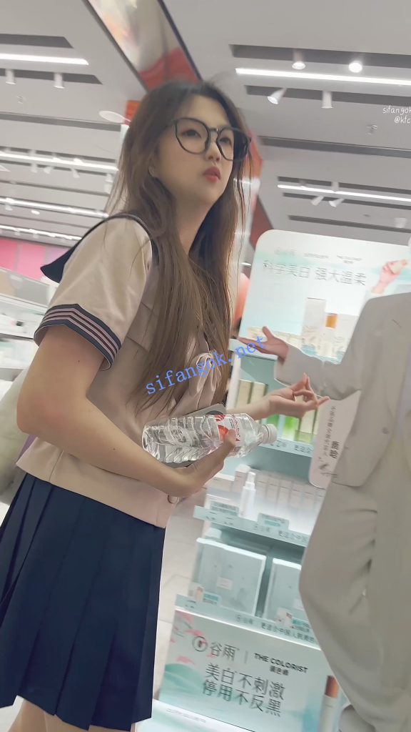 【KFC】JK学生妹和闺蜜逛街·肉色丝袜灰色内内全夹进屁股里【1V】【854M】 预览图 11