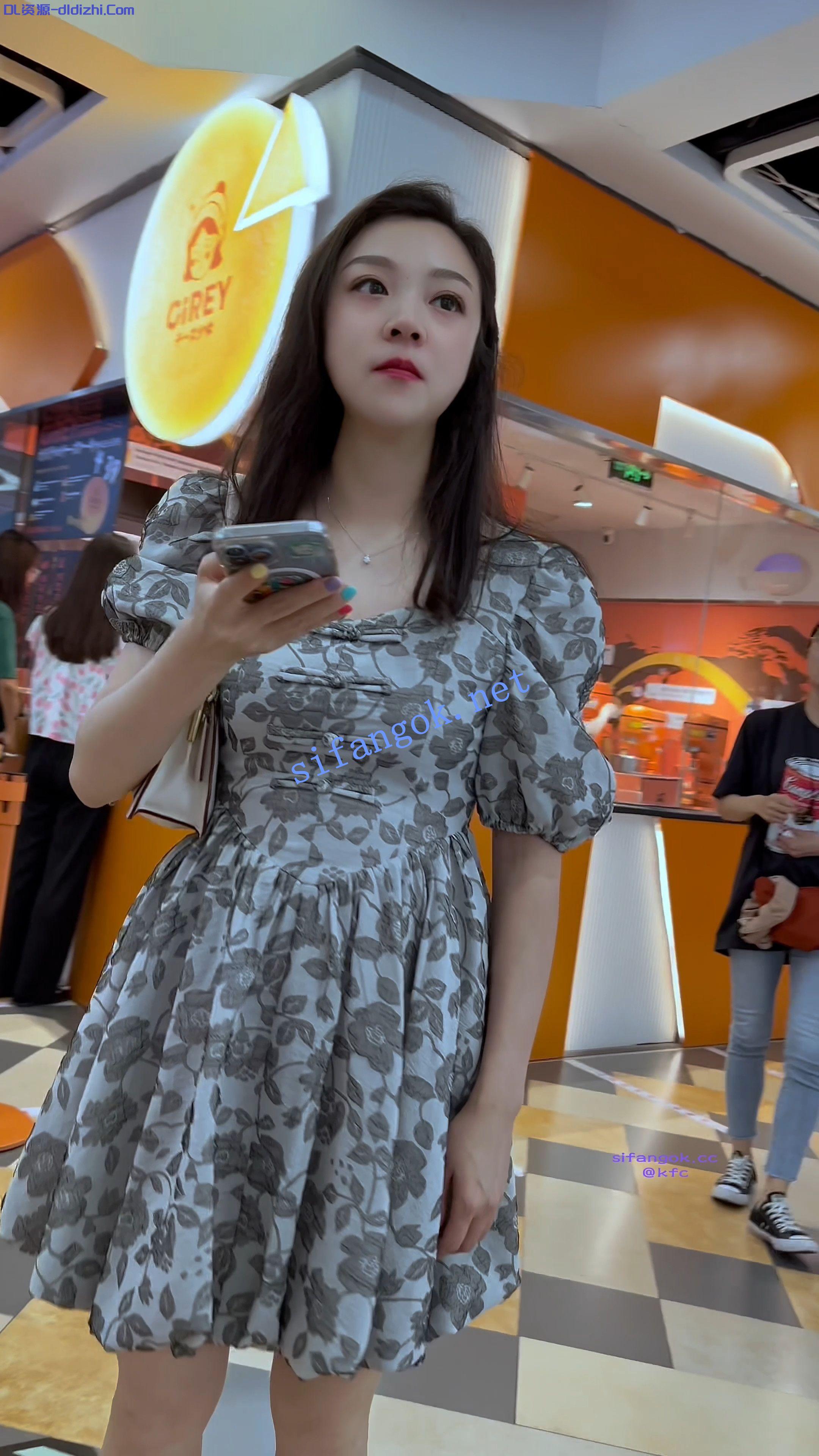【KFC】長裙少婦逛街玩手機·光腿粉色窄内全程跟拍 284.5MB 预览图 1