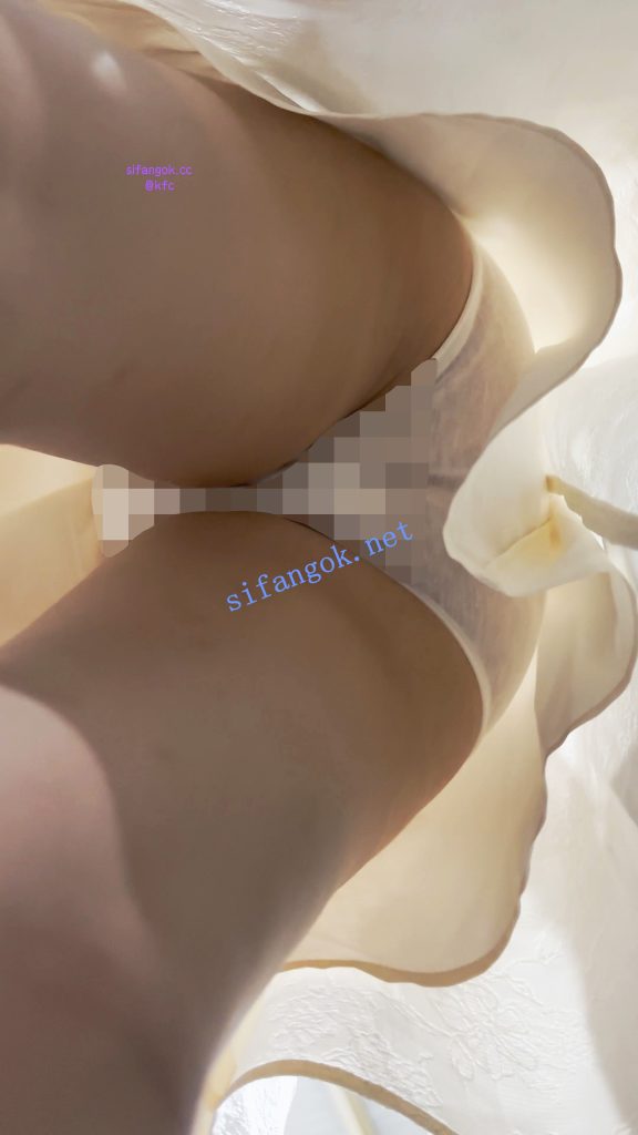 【KFC】长裙学生妹逛街·毫无察觉两腿中的相机·白色一次性内【1V】【553M】 预览图 4
