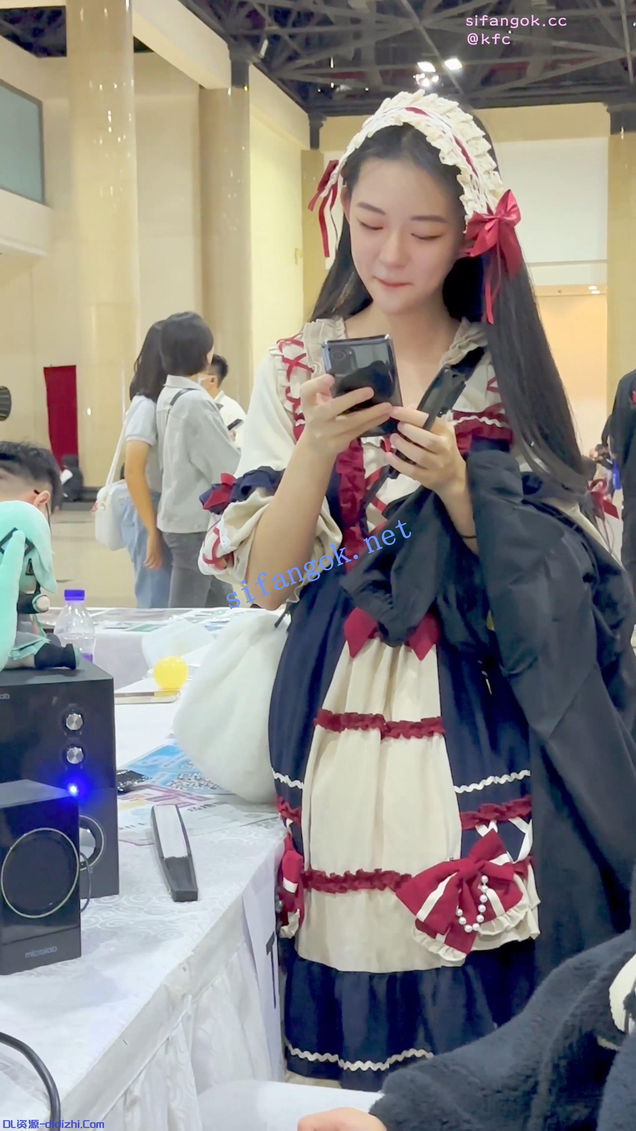 【KFC】蘿莉塔群學生妹專注玩手機·過膝白絲白内低角度CD 883MB 预览图 1