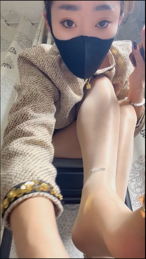 玩物直播颜艺很sss-251207 红绿灯爬到脚底下跪好贱畜【1V】【531MB百度云】 预览图 3