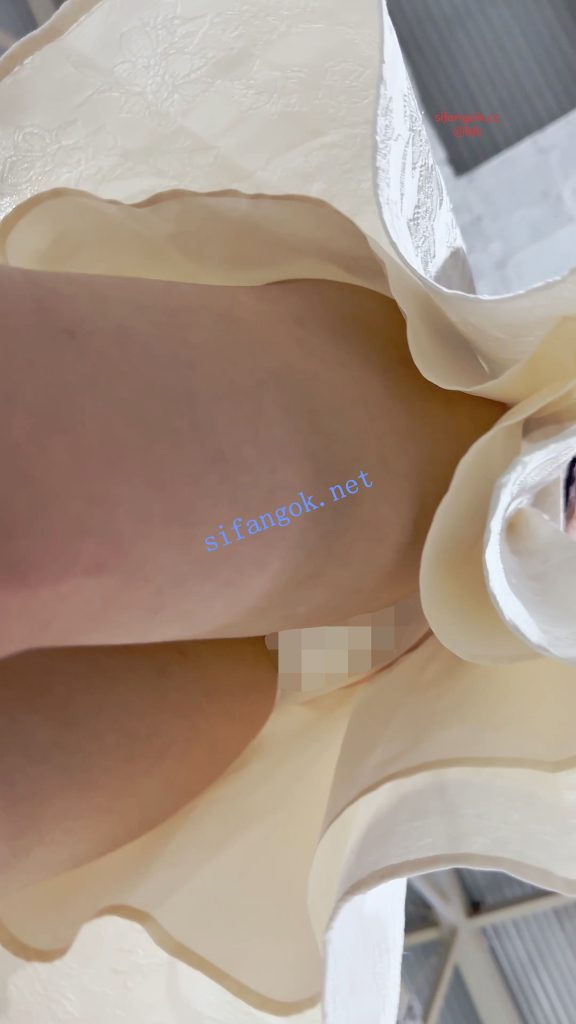 【KFC】长裙学生妹逛街·毫无察觉两腿中的相机·白色一次性内【1V】【553M】 预览图 7