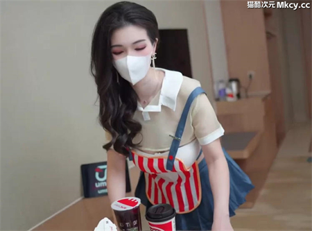 狐不妖-送餐小姐为保工作被顾客套路拿下享用肉体服务[1v/937M] 预览图 2