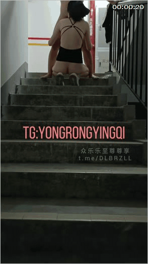 巨炮男友搭配天然痙攣體質舞蹈老師「希努爾」在家午睡，把老婆叫到樓道裏操一頓！，框框操幾下立馬變成母狗了，一地都是淫水2V 411.5MB 预览图 1