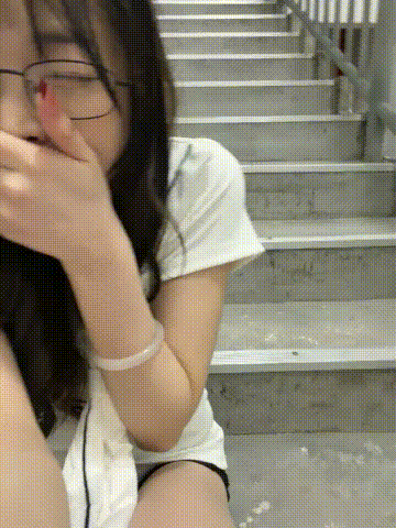 高顔值反差 meimei_x 黑絲樓道露出自慰 黑絲大長腿配上反差臉 那強忍不敢出聲的表情 直接無敵了 1.02GB 预览图 5