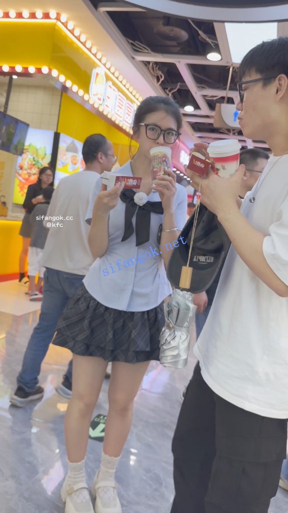 【KFC】JK制服学生妹和男友买奶茶·短裙白色内内低角度超长CD【1V】【1.29G】 预览图 13