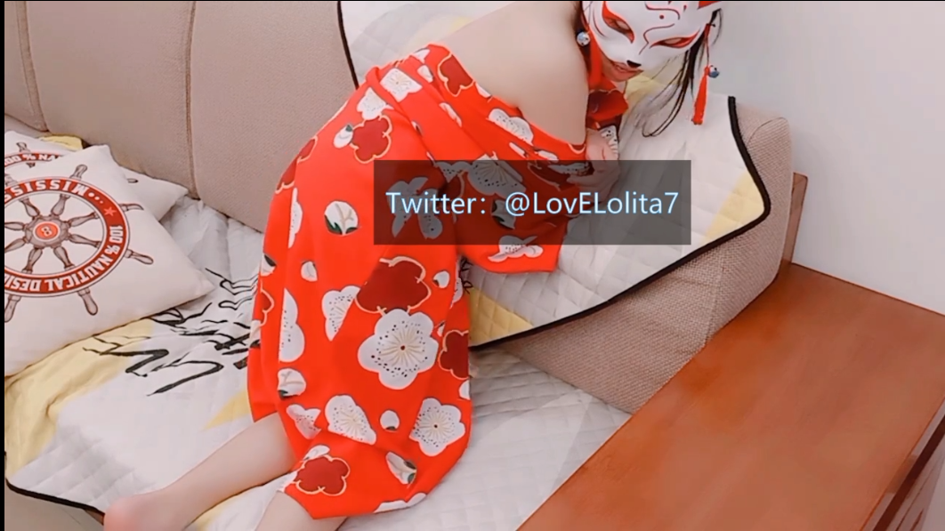 LovELolita7 广西小母狗高三学生情趣小和服，狐狸面具和金主爸爸爱爱 白嫩美腿玉足被金主爸爸疯狂打桩 【2V】【3.1G】 预览图 1