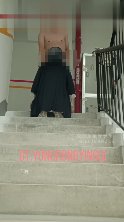 巨炮男友搭配天然痉挛体质舞蹈老师「希努尔」楼梯口啪啪，生怕有人路过 预览图 1