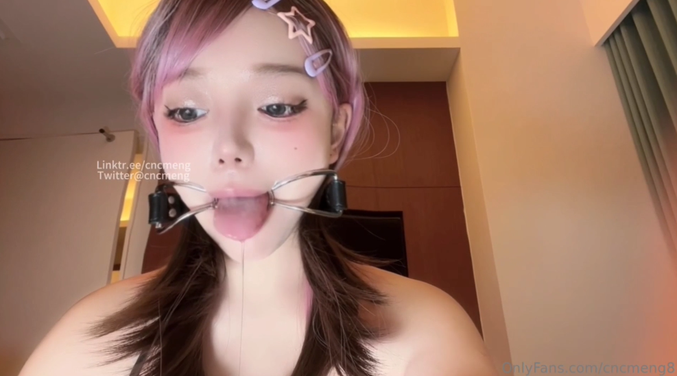 母狗欲梦子 淫欲福利姬脸穴同框性感开档黑丝连体服自慰，肥美白虎鲍鱼淫水泛滥🥹都戴上口枷了，上面也不塞根肉棒【789m】 预览图 1