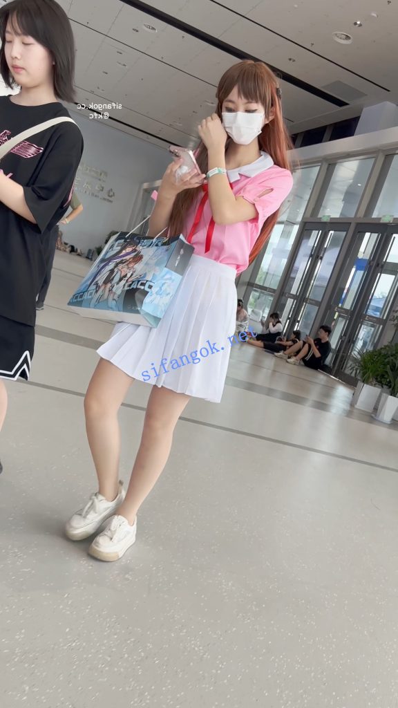 【KFC】短裙学生妹和闺蜜逛街·身材高挑·肉色丝袜灰色窄内【1V】【1.25G】 预览图 4