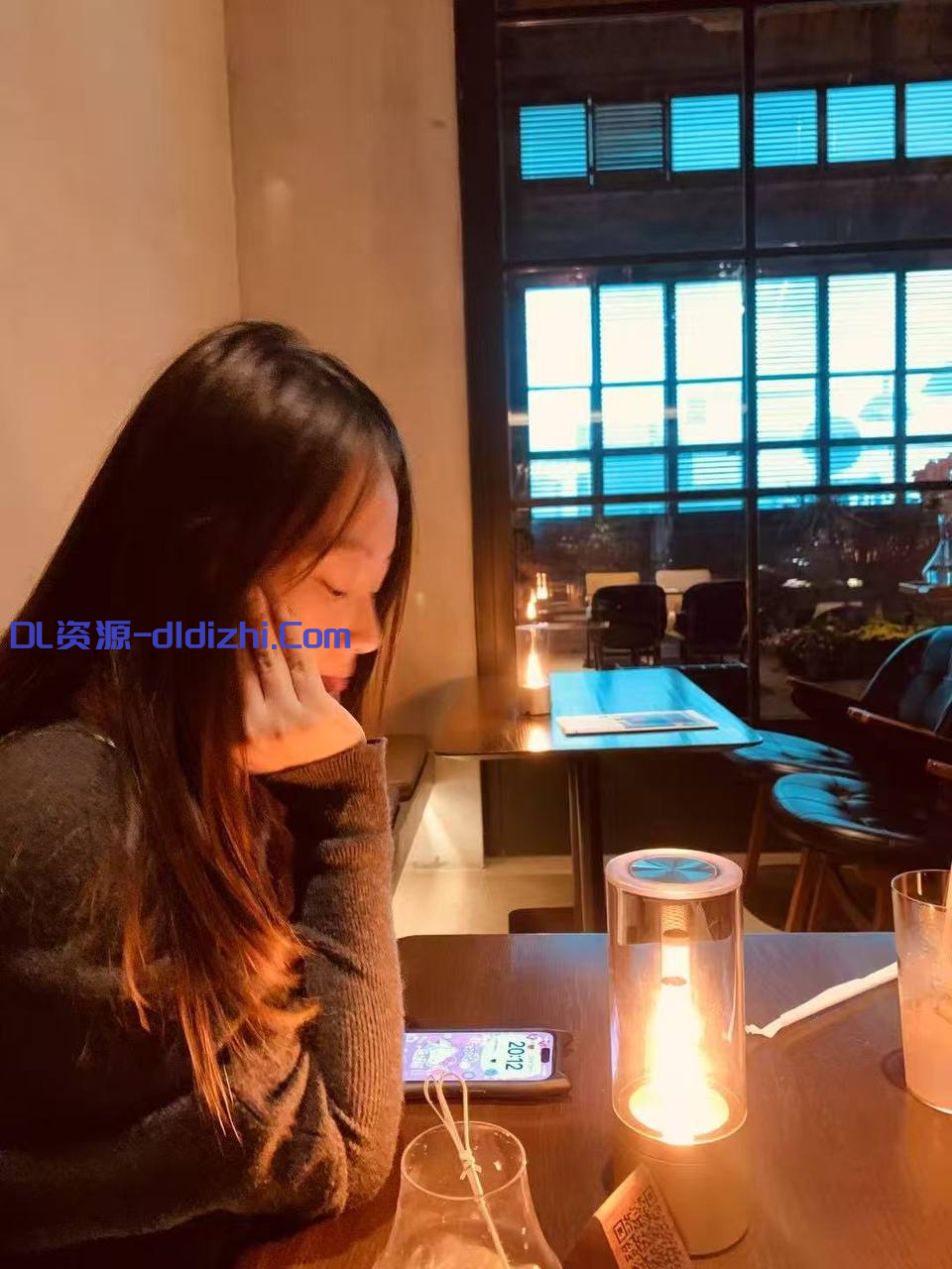 92年綠帽母狗人妻「銀行母狗人妻」《結婚證篇》舉着結婚證被野男人操，罵自己老公是個廢物，你比他大多了，滾燙精液滴到結婚證3V 524.5MB 预览图 1