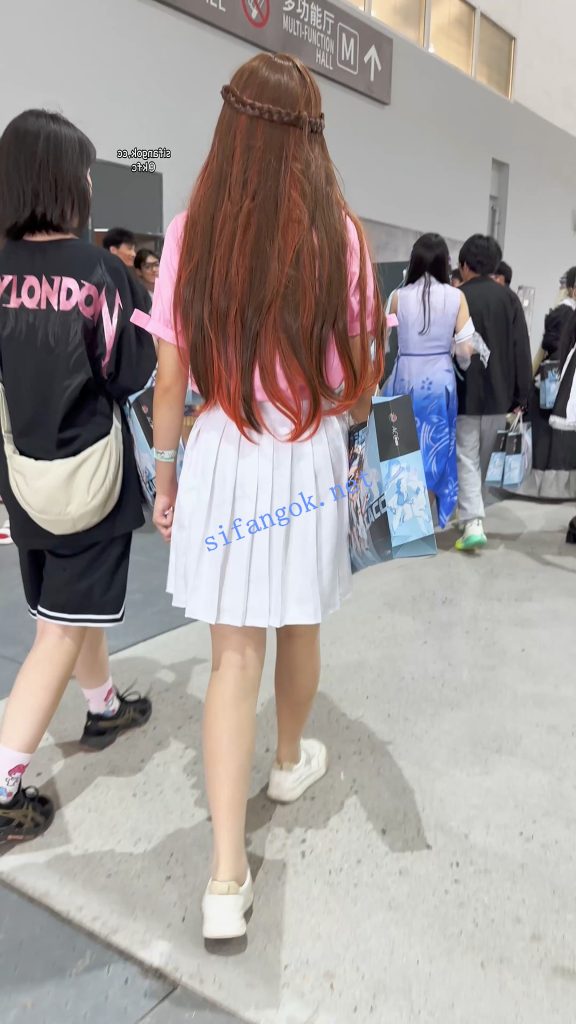 【KFC】短裙学生妹和闺蜜逛街·身材高挑·肉色丝袜灰色窄内【1V】【1.25G】 预览图 8