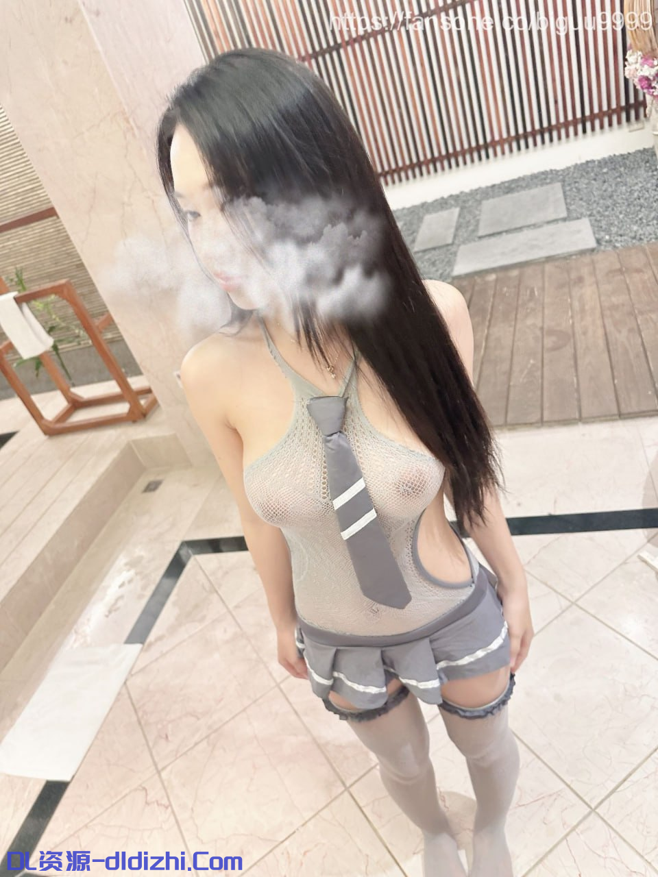 真實綠帽情侶「混血CC」《職業軍人大屌單男》大奶女主露臉版，第一次見到這麽長的雞巴，真正插入的時候，他似乎頂到我最深處 539MB 预览图 1