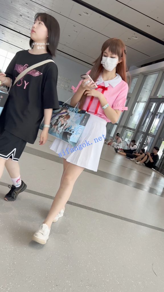 【KFC】短裙学生妹和闺蜜逛街·身材高挑·肉色丝袜灰色窄内【1V】【1.25G】 预览图 10