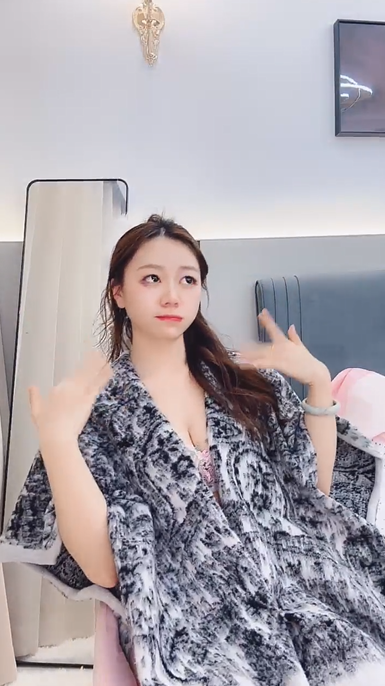 【小护士】风骚热舞 真空丝袜 道具自慰【2v】