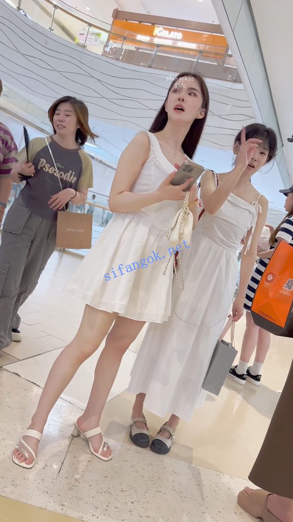 【KFC】吊带长裙少妇逛街·看不懂为啥穿透明安全裤半透内【1V】【361M】 预览图 6