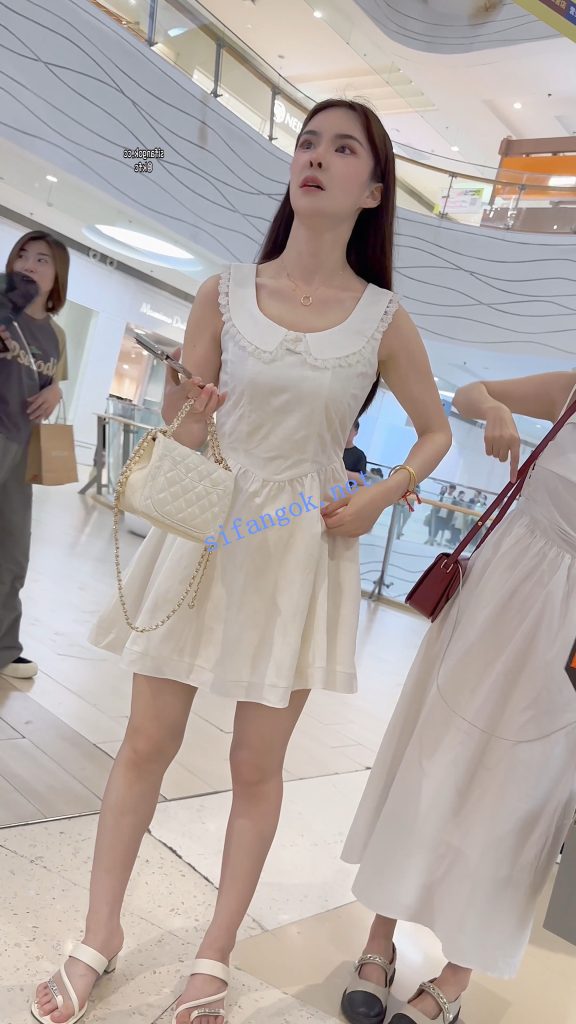 【KFC】吊带长裙少妇逛街·看不懂为啥穿透明安全裤半透内【1V】【361M】 预览图 2