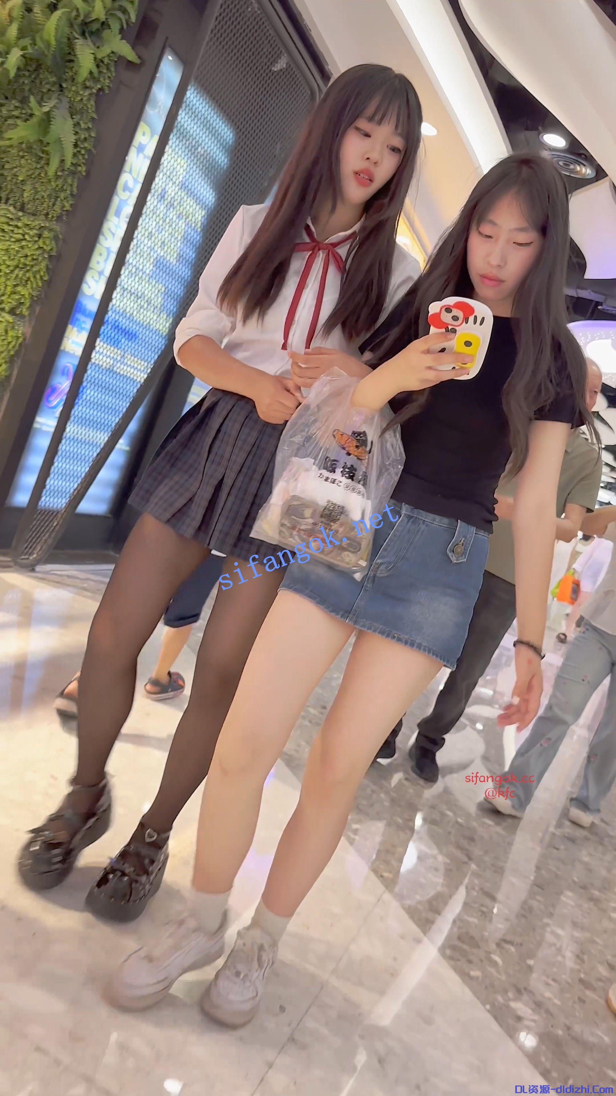 JK制服學生妹·黑絲短裙白邊内·翹屁股直接把相機塞進去CD 1.35GB 预览图 1