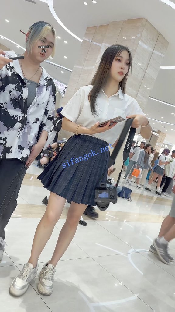 【KFC】JK制服摄影师·翘起屁股专注拍摄·粉色窄内也在被我拍【1V】【1.46G】 预览图 5