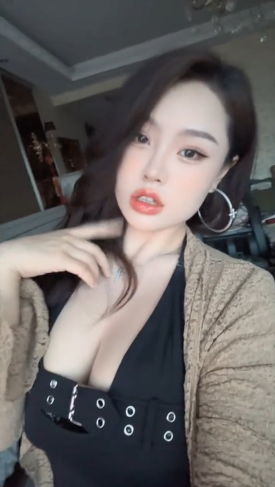 抖音颜值少妇【蓉蓉baby】巨奶少毛一线天，掰逼给大哥提供飞机价值，看到大哥巨屌当场发情排卵-福利岛