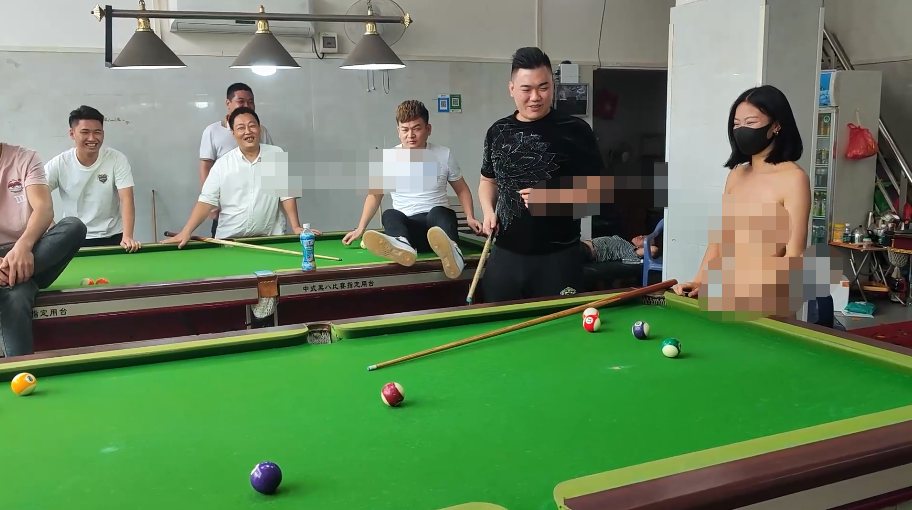 人气露出女神，超大胆，【cikaimoon】，全裸台球厅打球，引一群男人开心围观，兄弟们好想扑上去干她！-福利岛