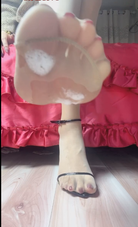 玩物直播颜艺很sss-251208 红绿灯多视角丝足榨精【1V】【428MB百度云】 预览图 3