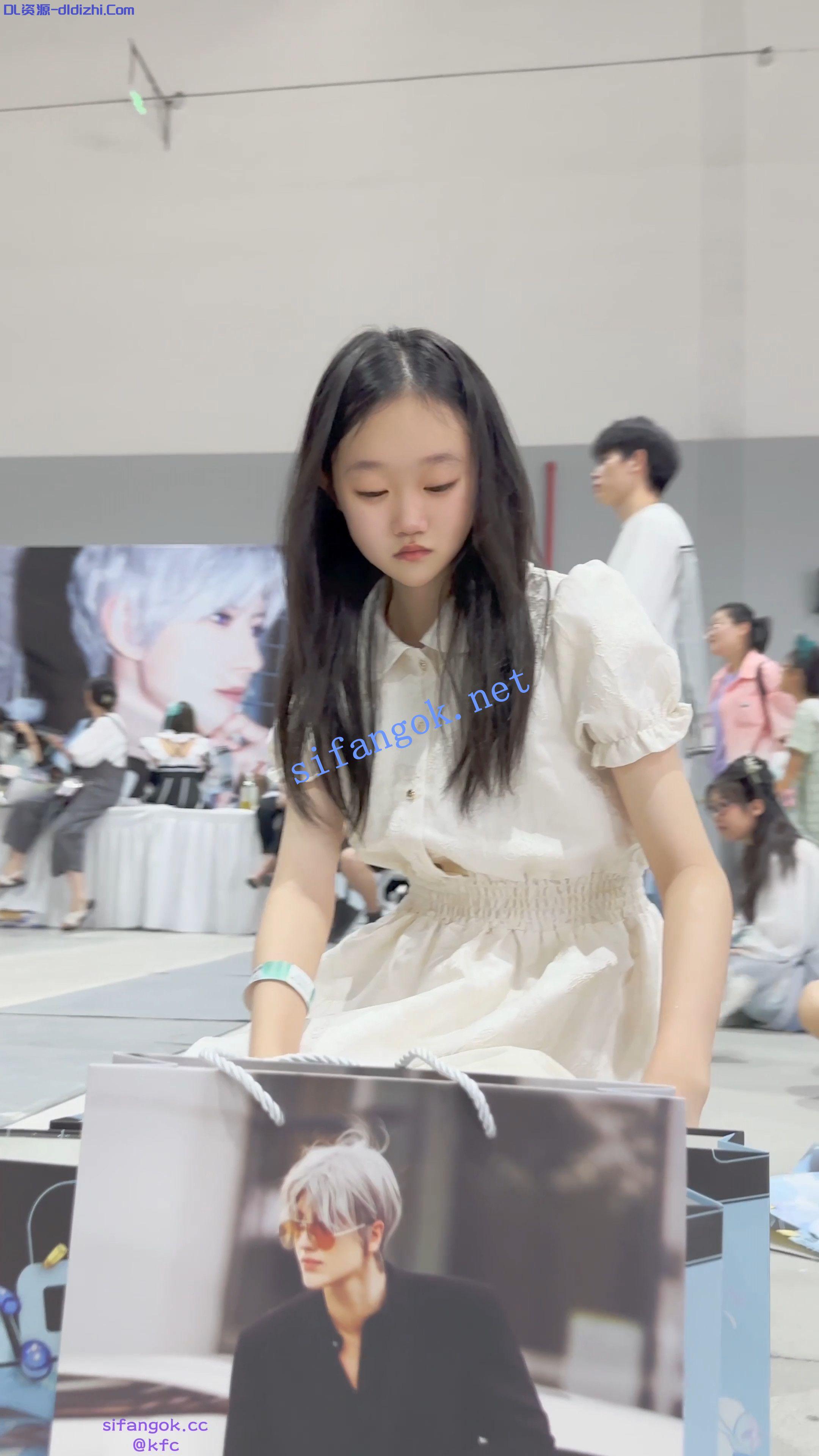 【KFC】長裙學生妹逛街·毫無察覺兩腿中的相機·白色一次性内 528.2MB 预览图 1