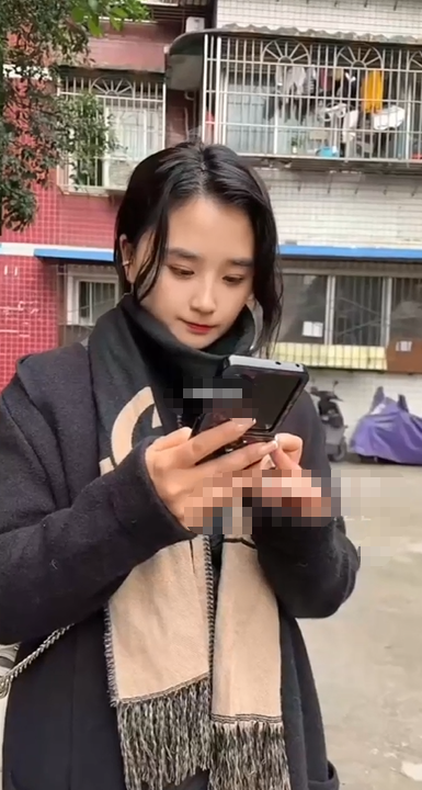 推特露脸淫妻博主。【江西奇妙淫妻 红尘妃子】，过年回家在村口，突发奇想公厕口交啪啪2v-福利岛