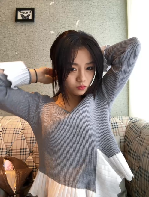 反差骚母狗【Asia-GoodLuck】极限露出，老地方肉丝开裆脸穴同框自慰出水，还要注意旁边人好刺激 预览图 1