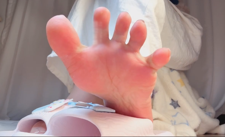 玩物直播乔乔在这里-251209 楼花白袜羞辱【1V】【437MB百度云】 预览图 1