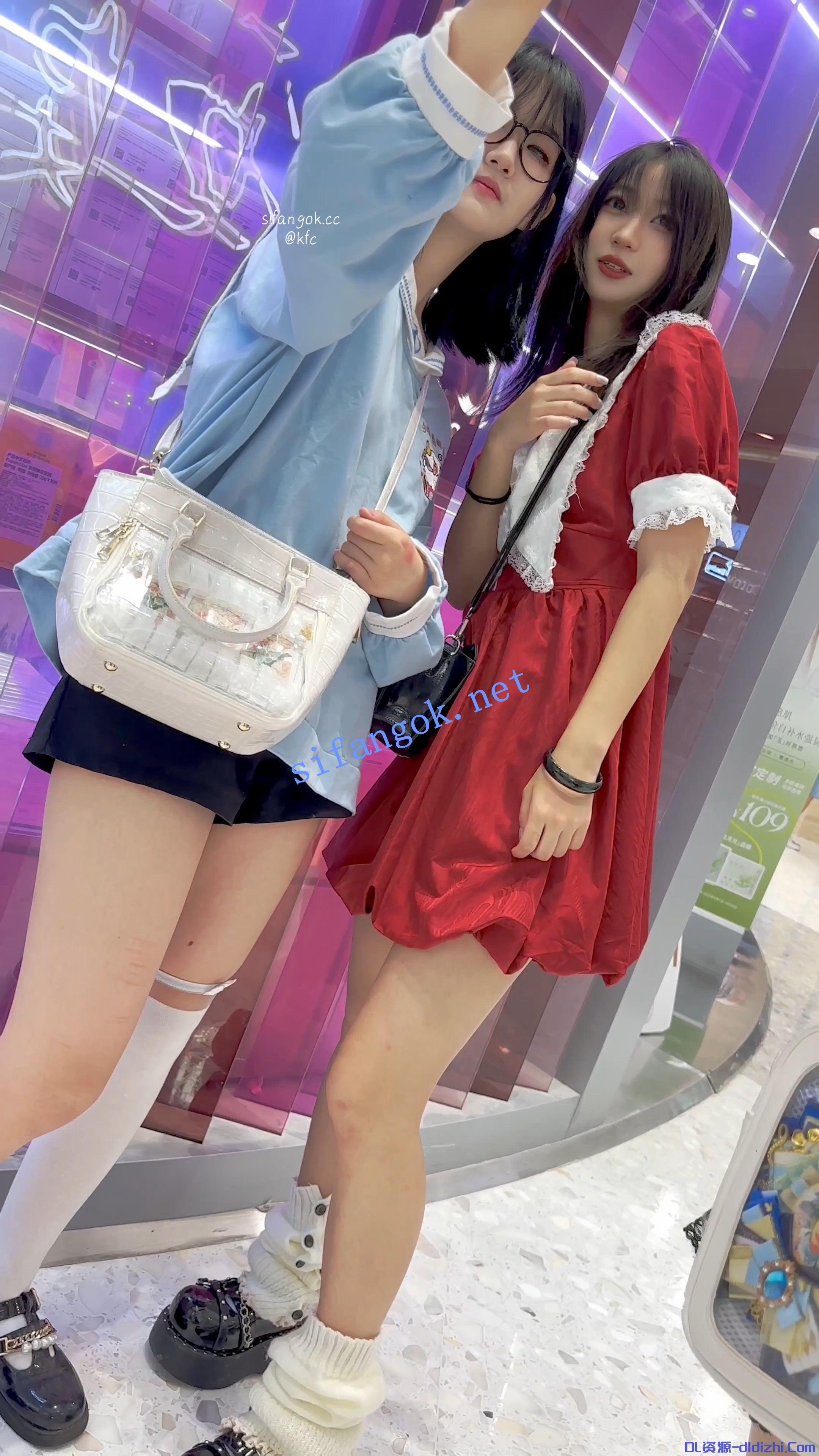 【KFC】長裙學生妹和舍友逛街·有說有笑毫無察覺身後被CD 1.27GB 预览图 1