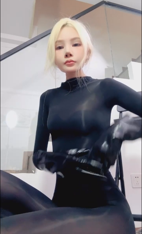 玩物直播黛安娜-251209 香水连体丝袜寸止羞辱贱畜【1V】【469MB百度云】 预览图 4