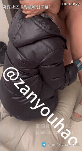 山東老牌熟婦淫妻博主「不一樣的煙火」「紫金王朝」《熟女淫妻對單男就是體貼》一把沖過去跪地上幫單男口交，乳交一條龍！（3V） 182.6MB 预览图 1