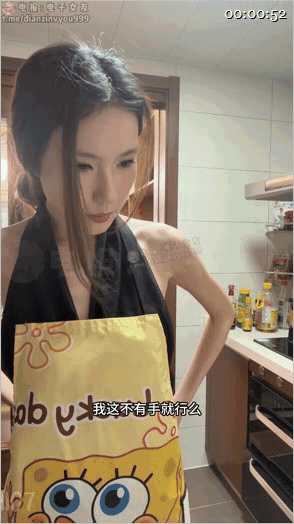 【3月新檔】推特高顔值阿黑顔「膽膽」媽媽下班給兒子和來家裏的同學做飯，做飯途中兒子當着同學的面在廚房偷偷要媽媽口交 348.7MB 预览图 1