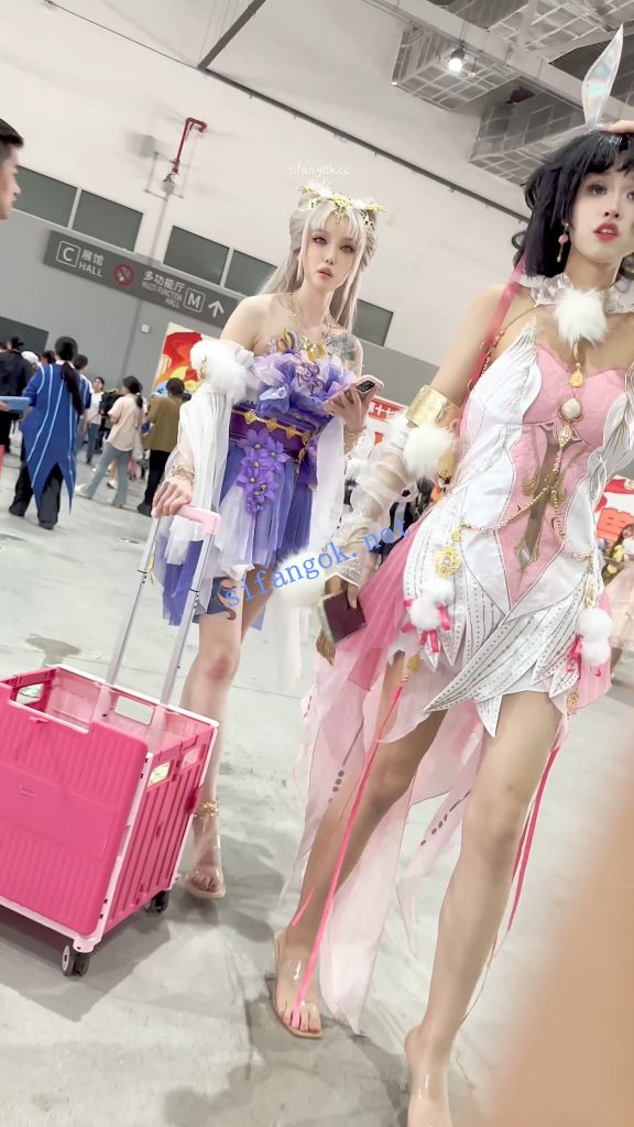 【KFC】极品美女COSER和闺蜜逛街·弯腰露出白色内内贴着拍【1V】【603M】 预览图 11