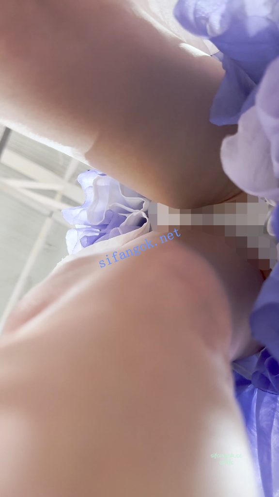 【KFC】极品美女COSER和闺蜜逛街·弯腰露出白色内内贴着拍【1V】【603M】 预览图 2