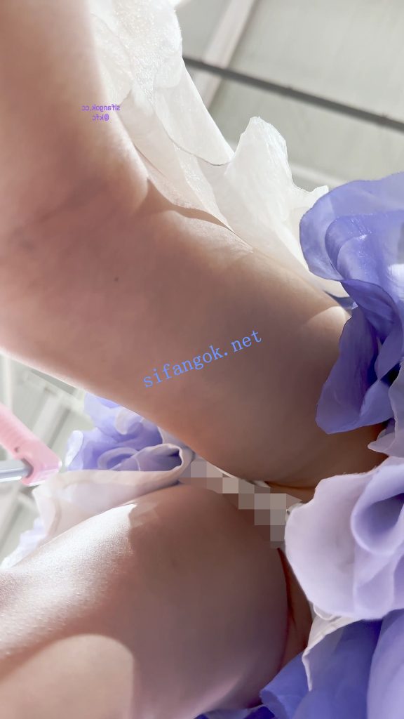 【KFC】极品美女COSER和闺蜜逛街·弯腰露出白色内内贴着拍【1V】【603M】 预览图 9